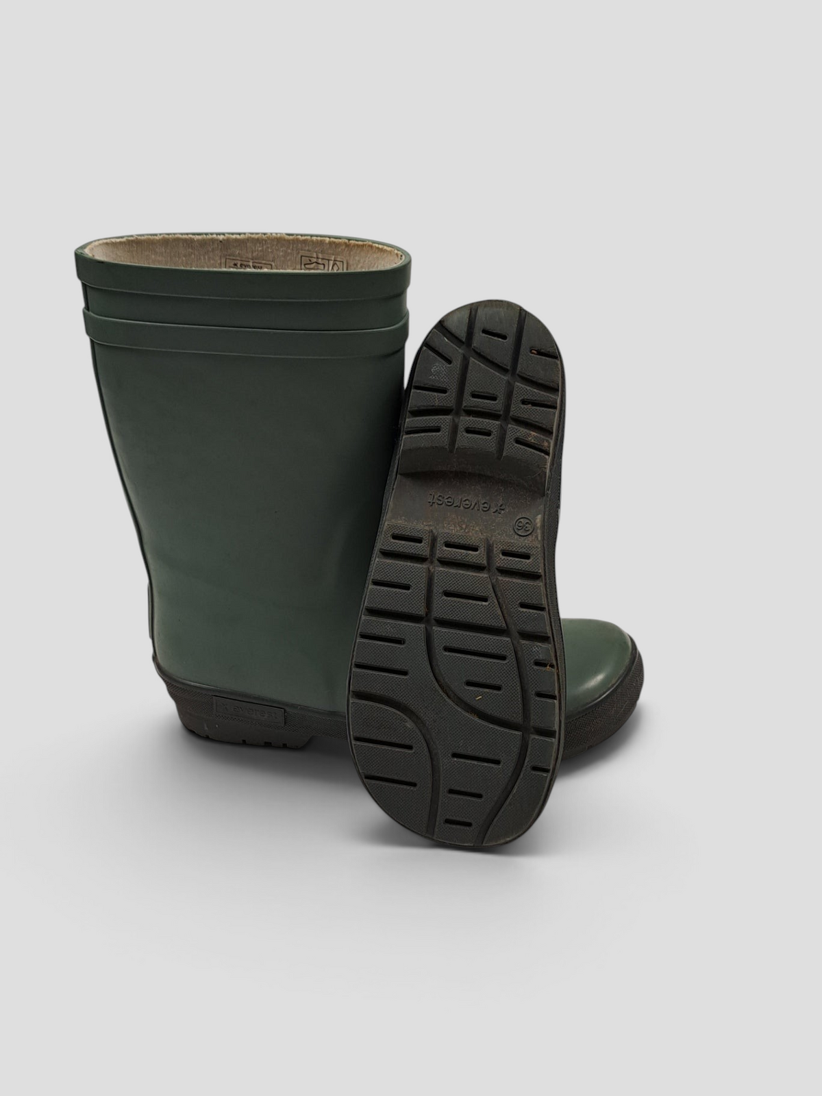 BaraBarnet green Everest rubber boots with black lug soles and beige lining, shown from the side and sole view.