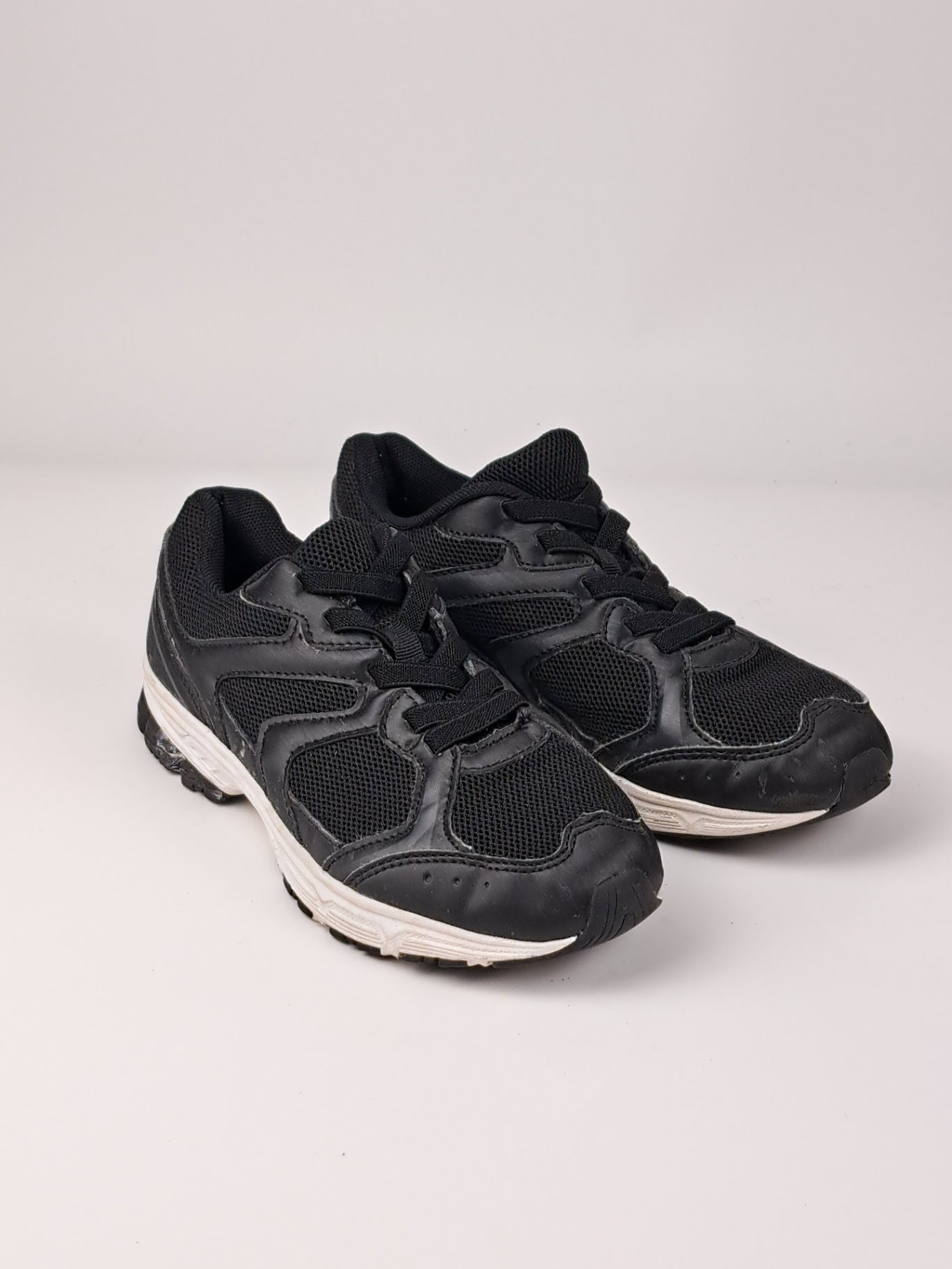 REVOLUTION Sneakers 35