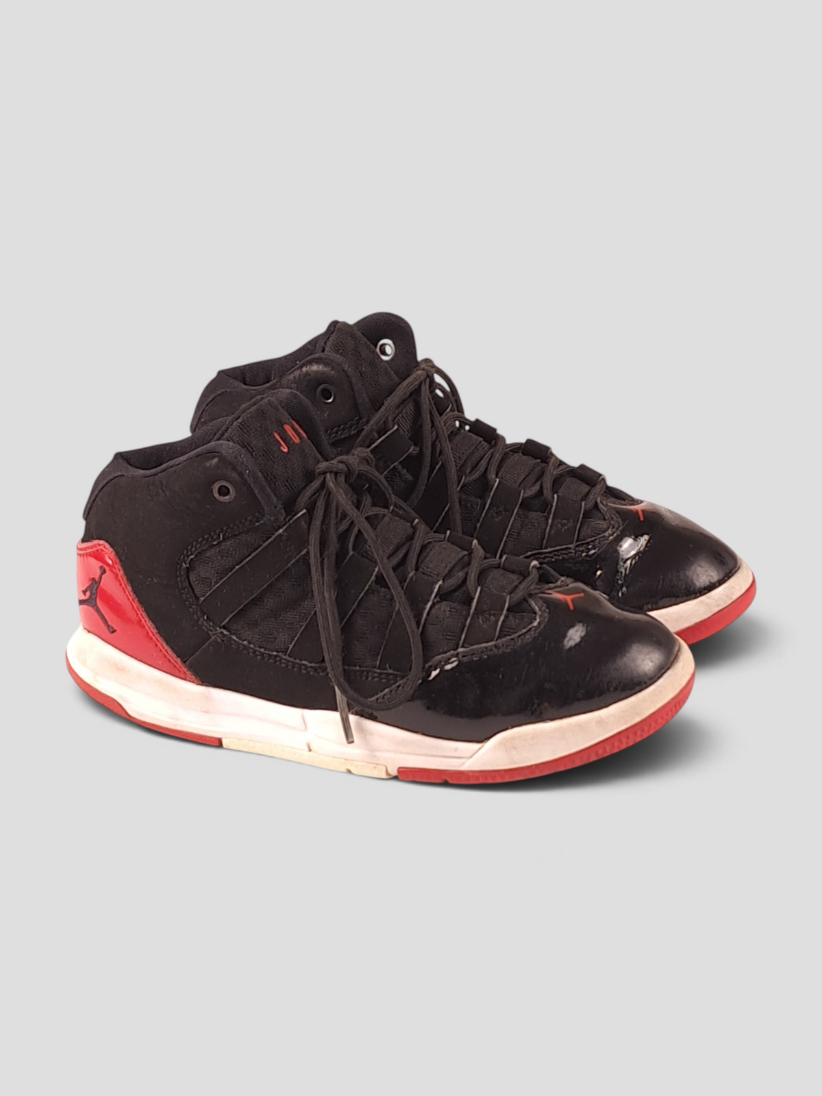 BaraBarnet pre-owned black and red Nike Air Jordan sneakers with black laces and visible wear on soles