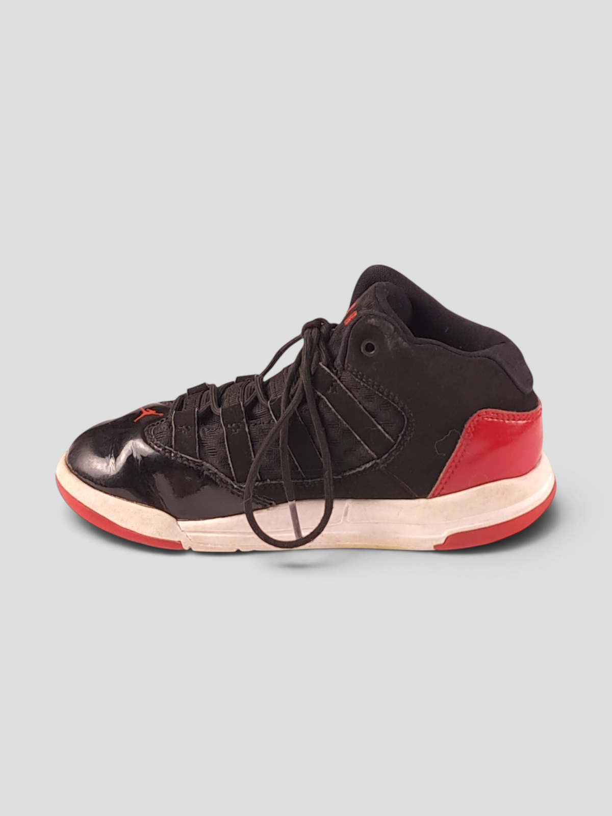 BaraBarnet pre-owned black and red Nike Air Jordan sneakers with black laces and visible wear on the sole