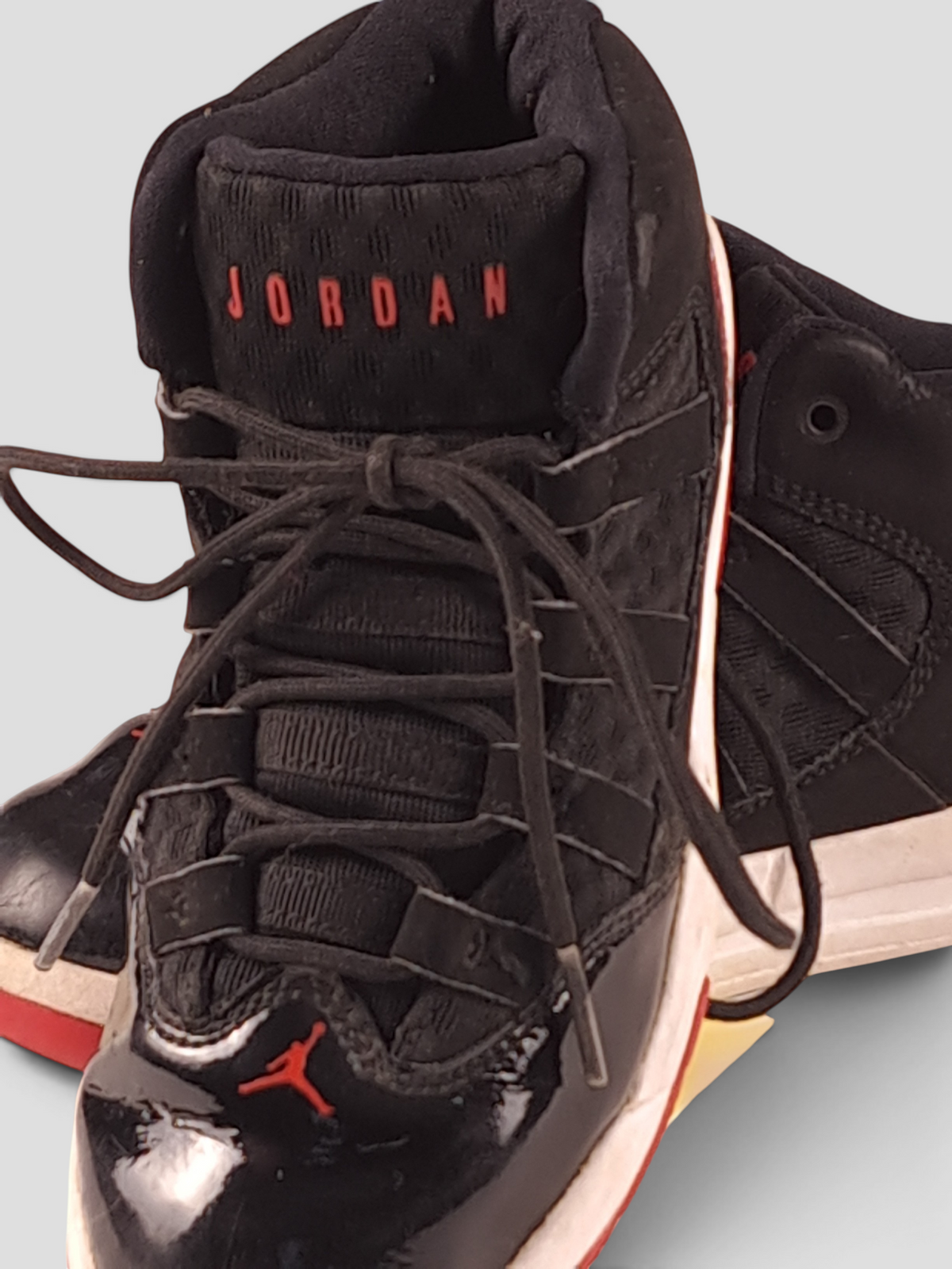 BaraBarnet pre-owned black and red Nike Air Jordan sneakers with black laces and visible wear on the soles