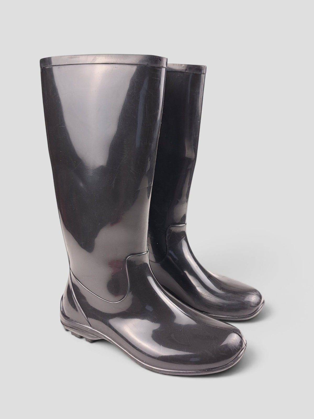 BaraBarnet black rubber rain boots for outdoor use in wet weather conditions.