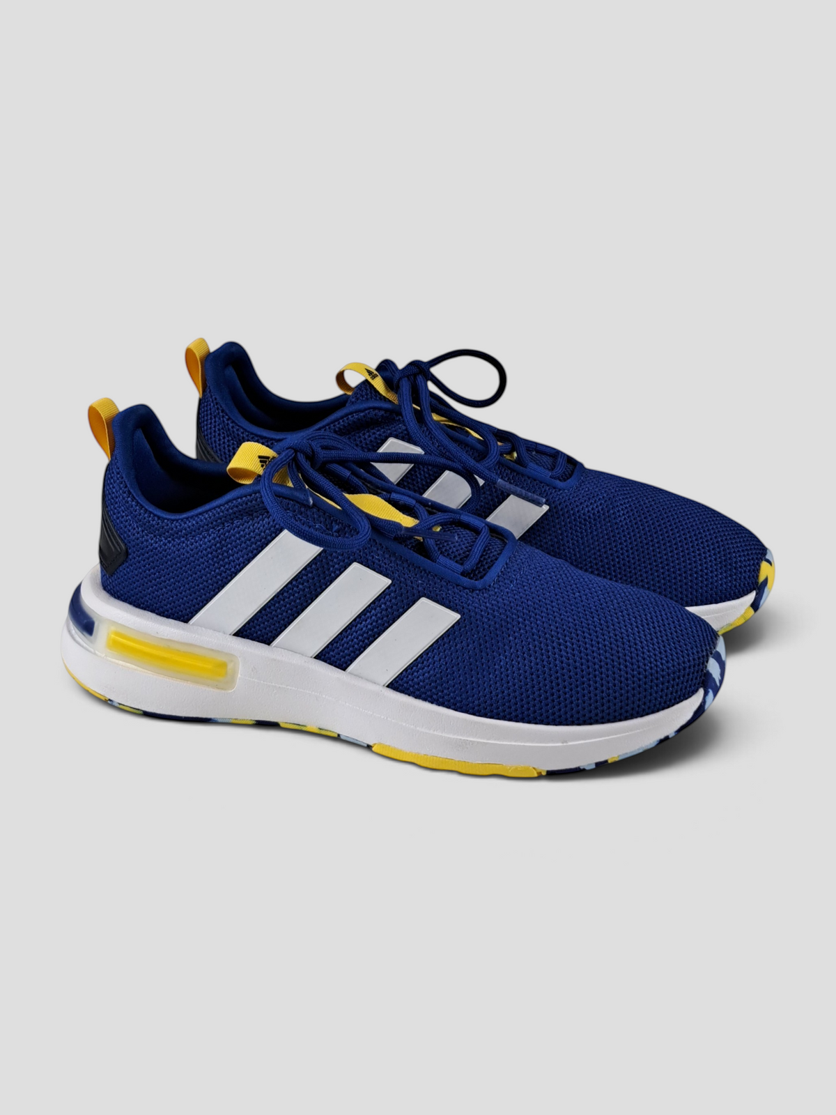 BaraBarnet blue Adidas running sneakers for kids with white stripes and yellow accents in a sporty mesh design