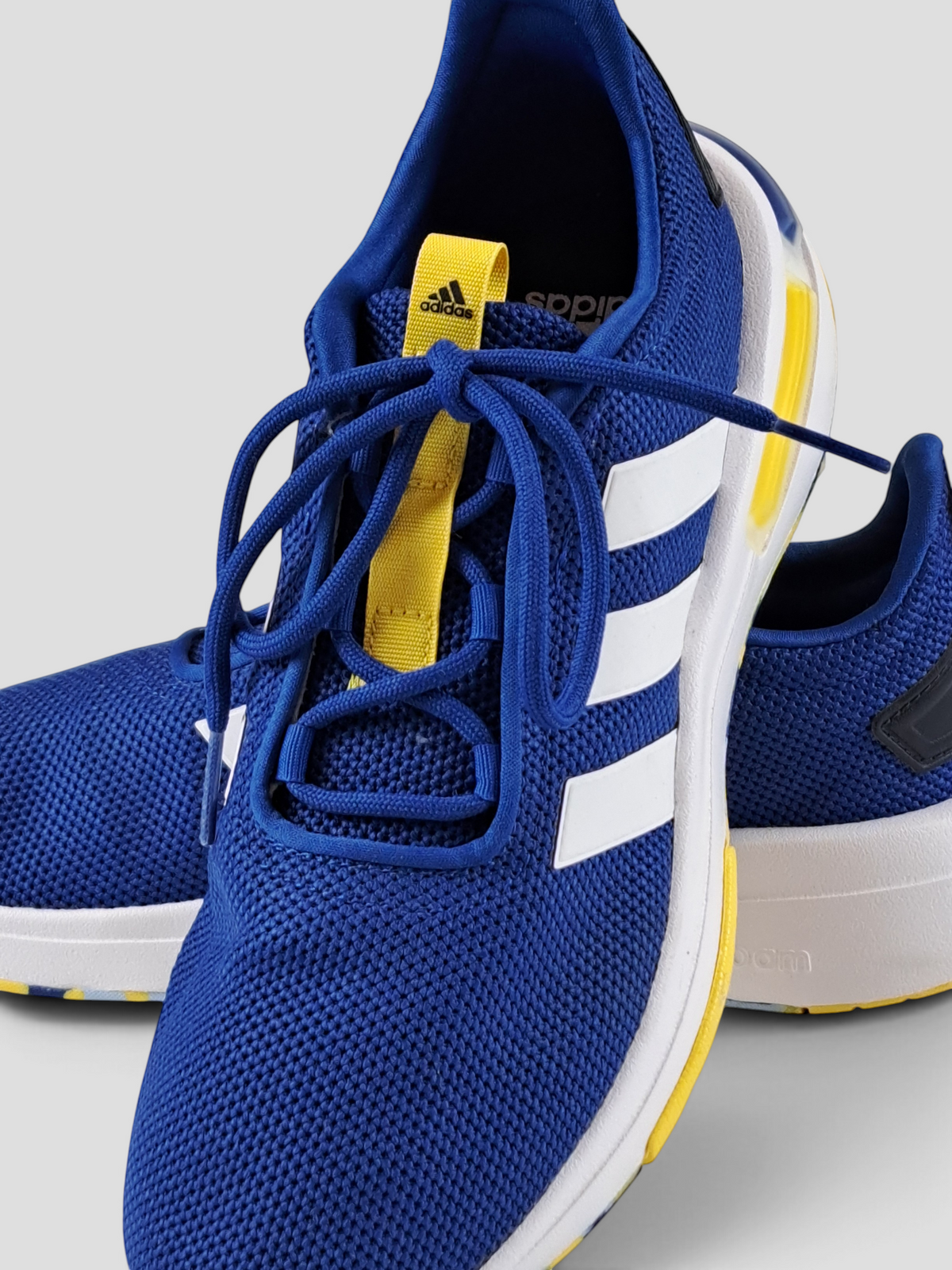 BaraBarnet blue Adidas children's running sneakers with white stripes and yellow accents, size 38.