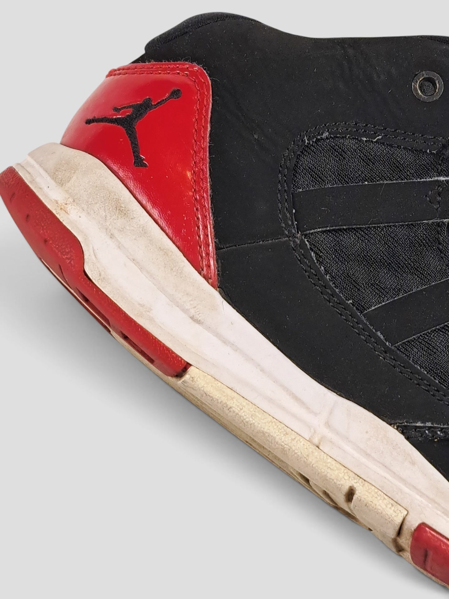 BaraBarnet Jordan sneakers in black and red with a Jumpman logo on the heel and white midsole