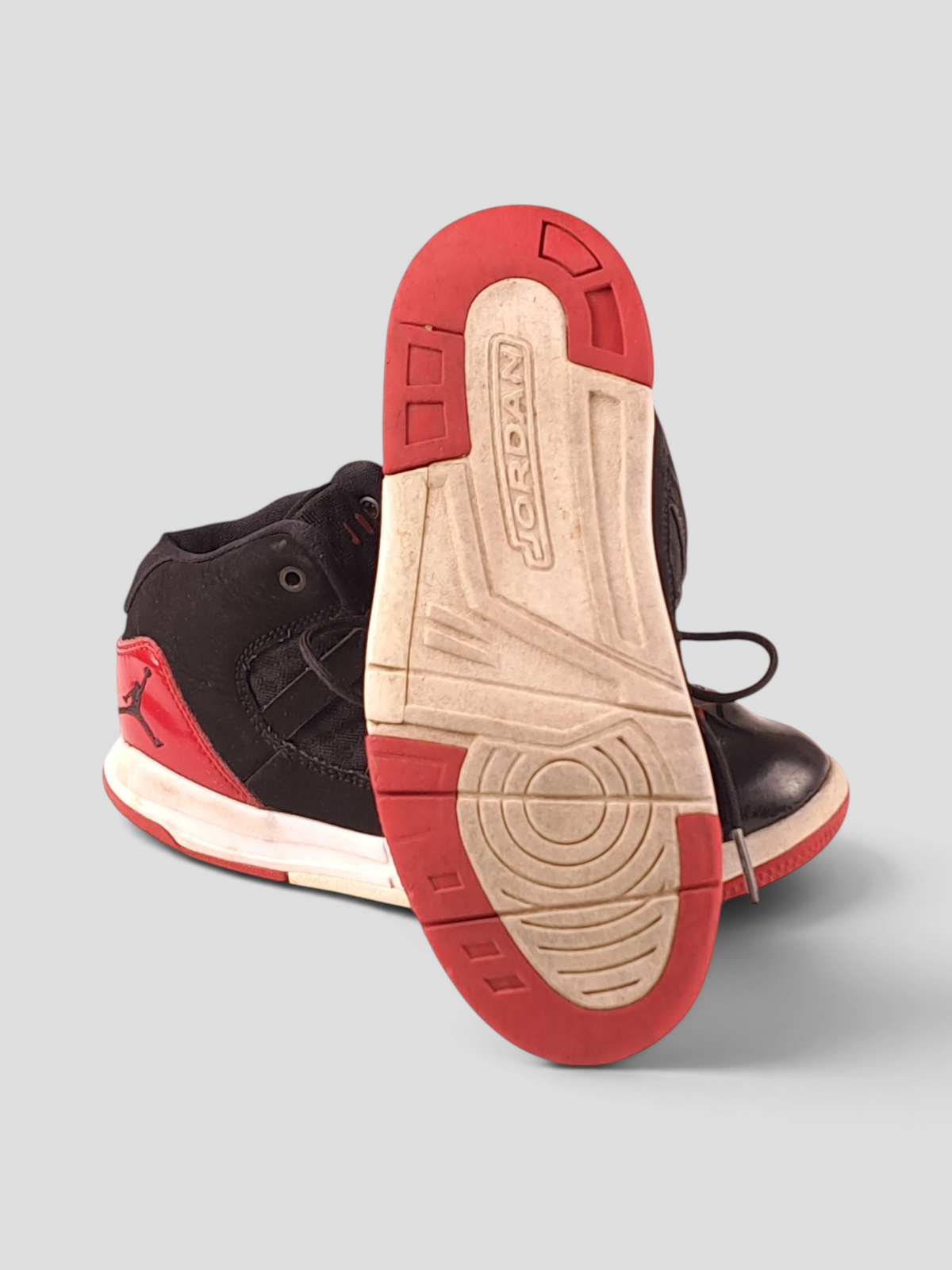 BaraBarnet pre-owned black and red Nike Air Jordan sneakers showing the worn rubber sole and side profile