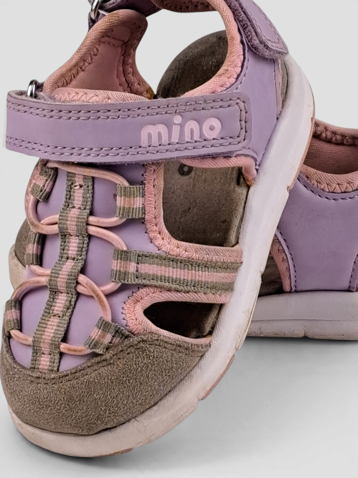 BaraBarnet Mino purple and pink children's sandals with velcro strap, reflective details, and durable rubber sole.
