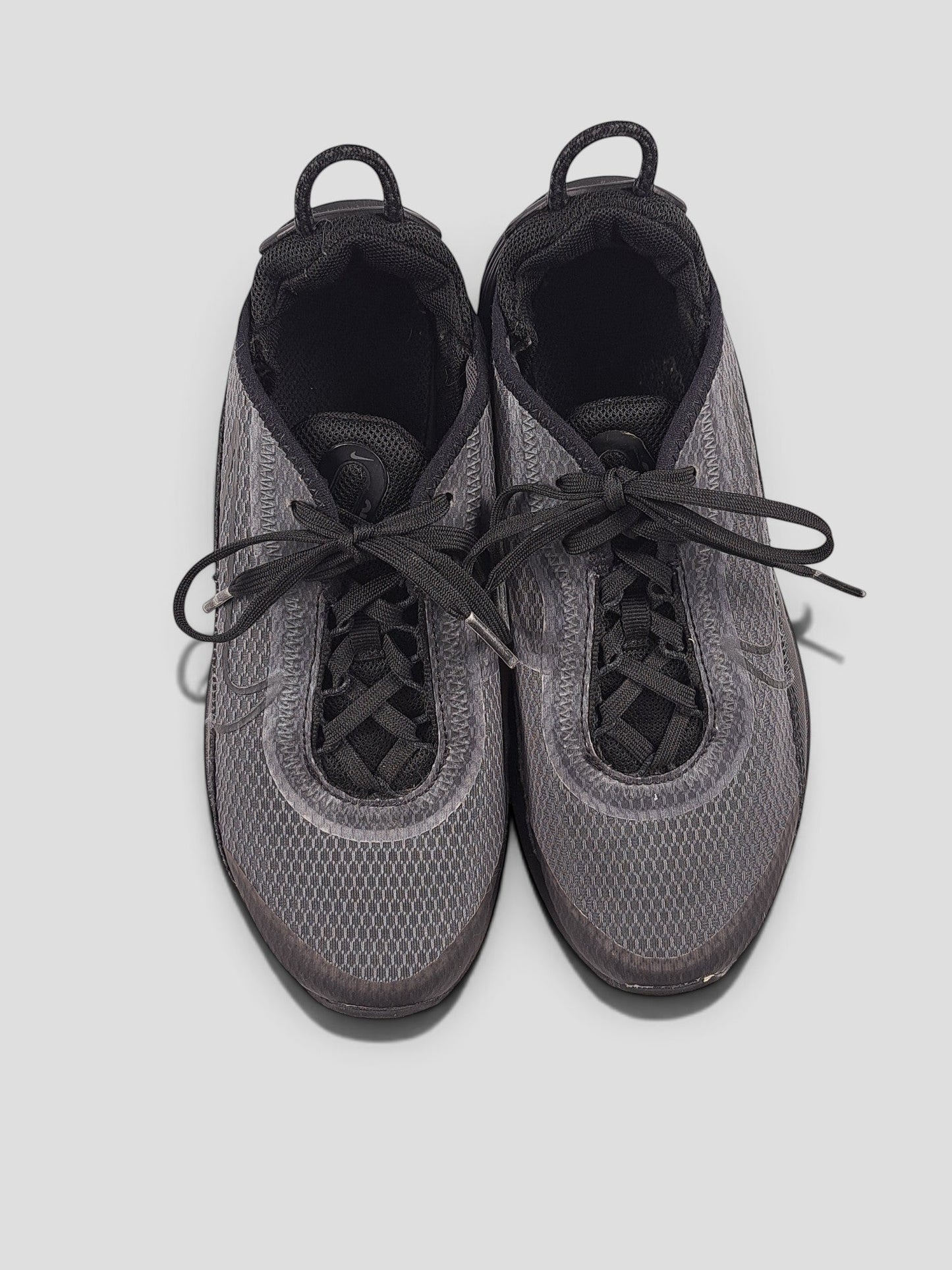 BaraBarnet Nike black and grey mesh sneakers with lace-up closure and heel pull tabs