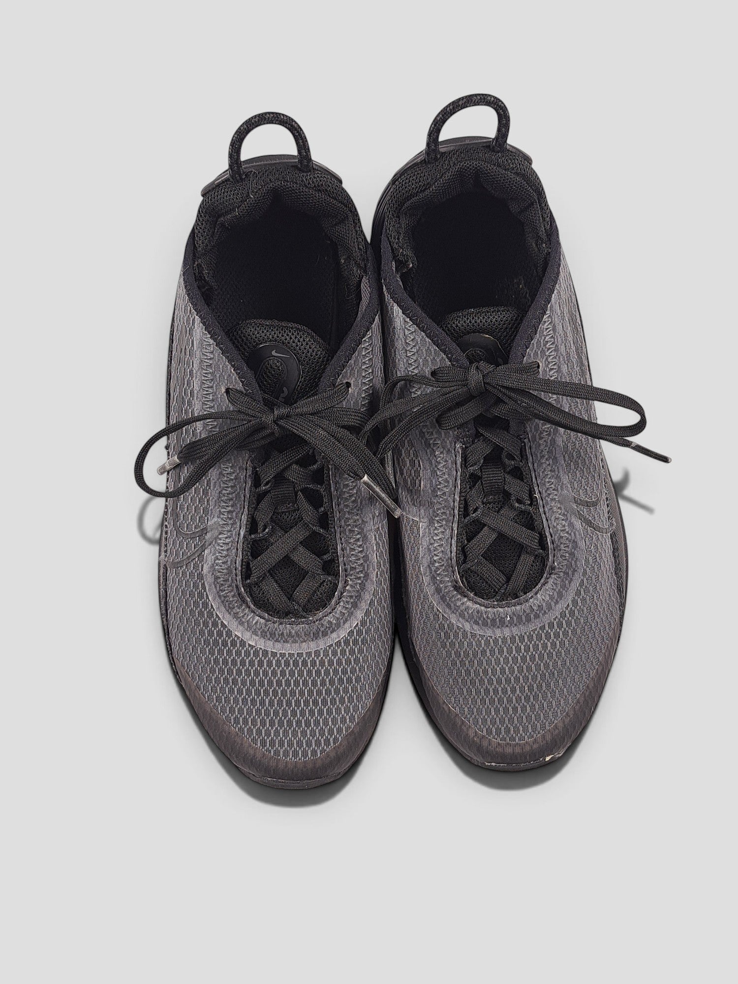 BaraBarnet Nike black and grey mesh sneakers with lace-up closure and heel pull tabs