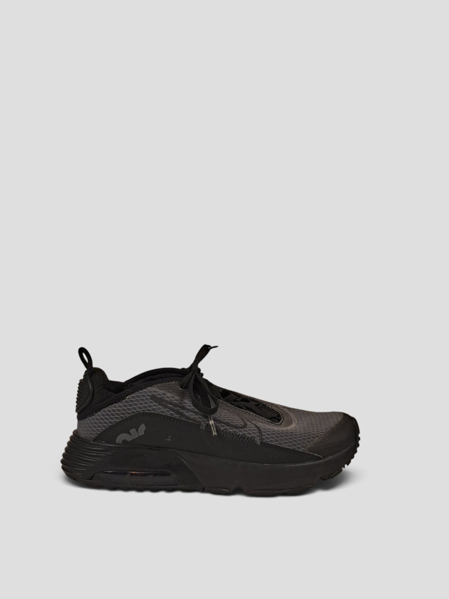 BaraBarnet Nike black mesh sneakers with a thick cushioned sole and lace-up design