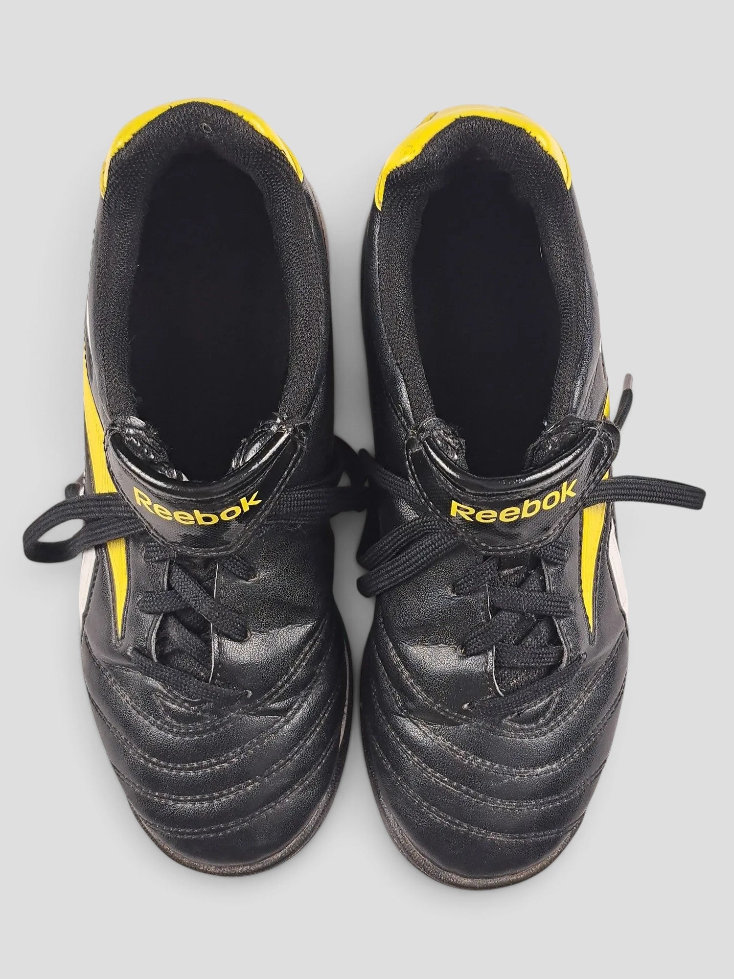 BaraBarnet Reebok black and yellow lace-up sneakers with a sporty design viewed from above
