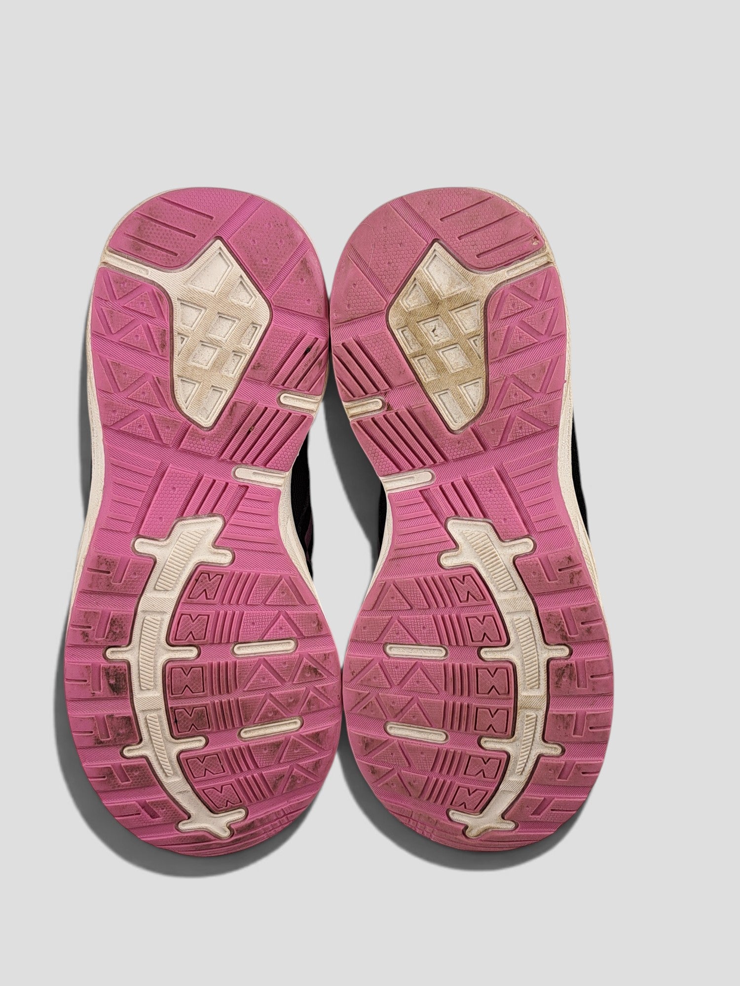 BaraBarnet REVOLUTION Skor 33 sneakers showing pink and white rubber outsoles with textured grip patterns