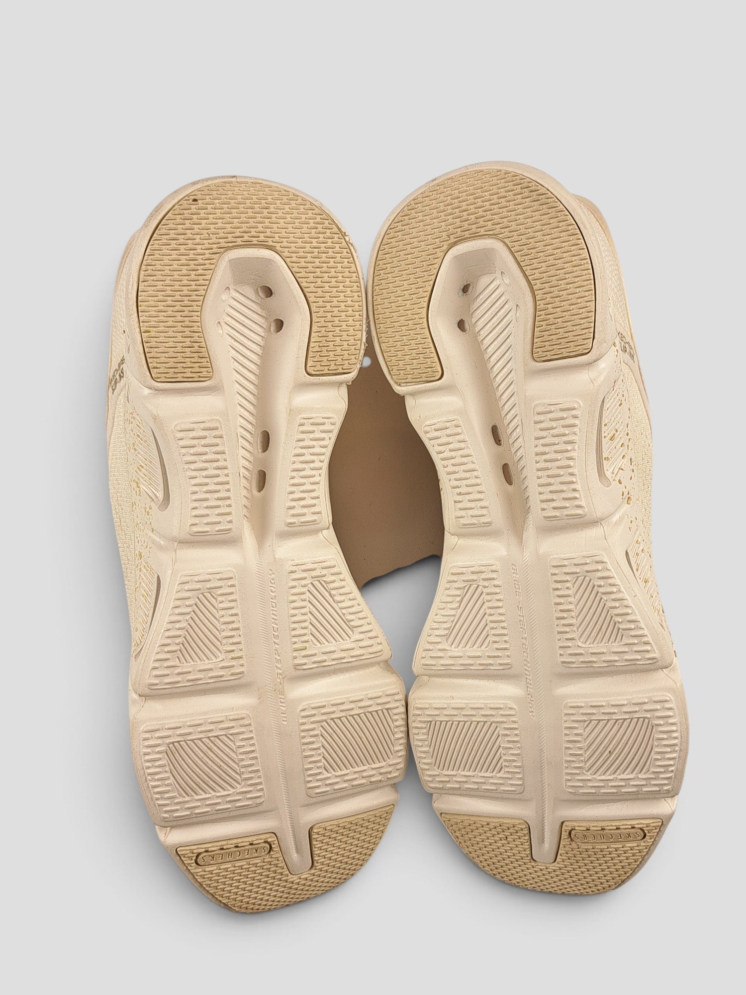 BaraBarnet Skechers beige sneakers showing the textured rubber outsoles with grip patterns